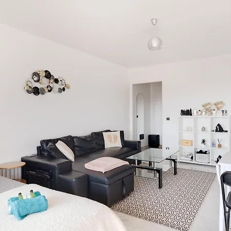 Piscine, , Calme Et Ensoleille Lejlighed